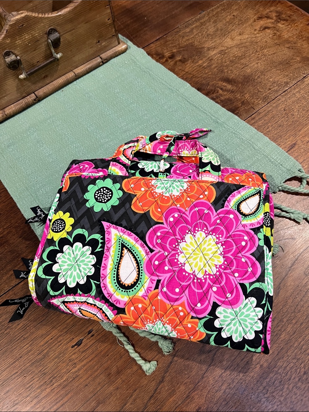 NWT Vera Bradley Hanging Cosmetic Bag in Retired Ziggy Zinnia Pattern - Picture 3 of 8